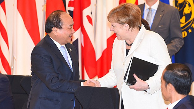 Thủ tướng Nguyễn Xuân Phúc điện đàm với Thủ tướng Đức Angela Merkel